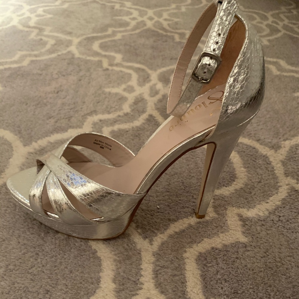 Silver Heels - Picture 2 of 3